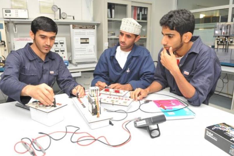 د.رجب العويسي يكتب عن تنويع مسارات التعليم في اهتمامات جلالة السلطان