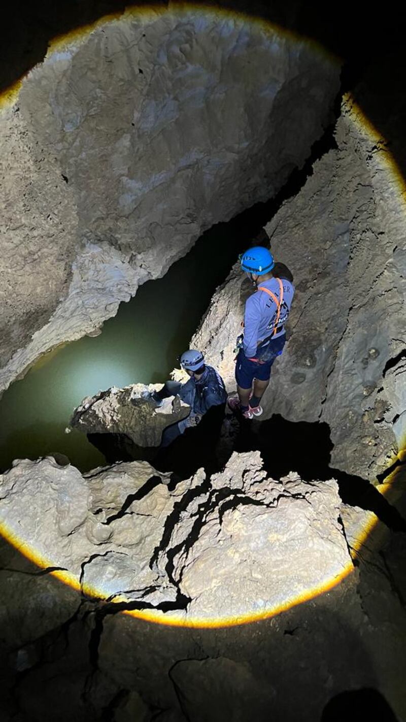 مغامرون يستكشفون كهف (بركة الشرف) ويتحدثون عن خصائصه، فهل تريد زيارته؟