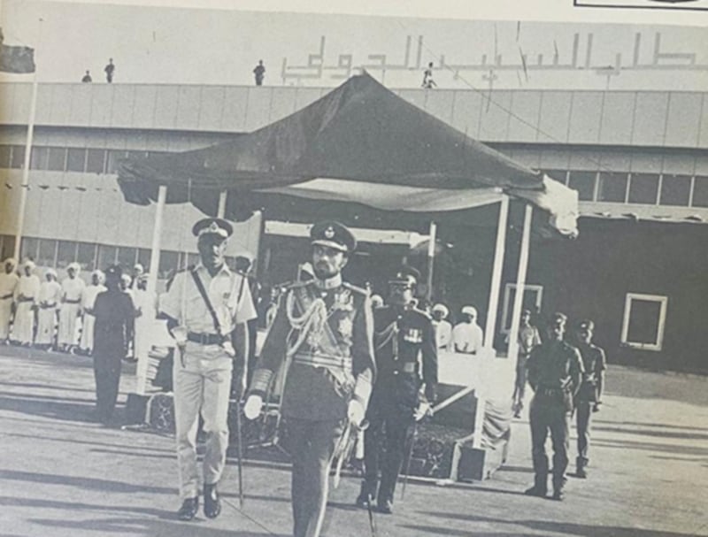 السلطان قابوس يتفقد حرس الشرف