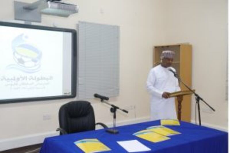 بالصور: ورشة تأهيلية في تحكيم كُرة القدم لطلبة مدرستي السلطان قابوس في صلالة