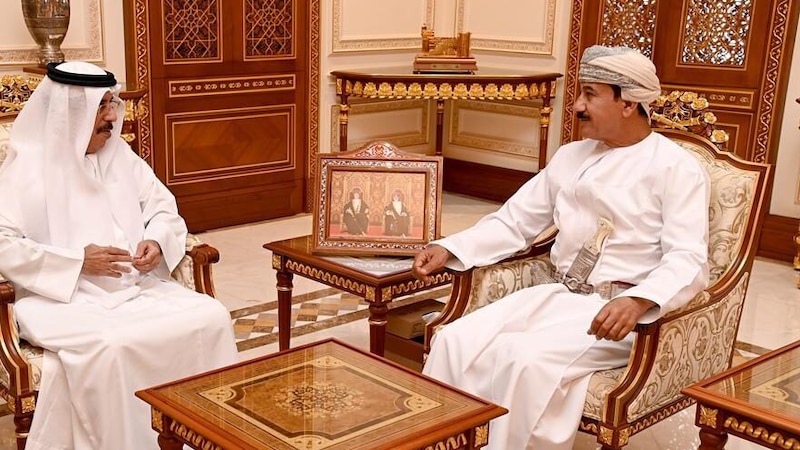 وزير المكتب السُّلطاني يودّع السفير الإماراتي