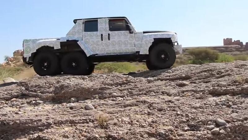 سيارة ذات دفع سداسي بأيادٍ عمانية