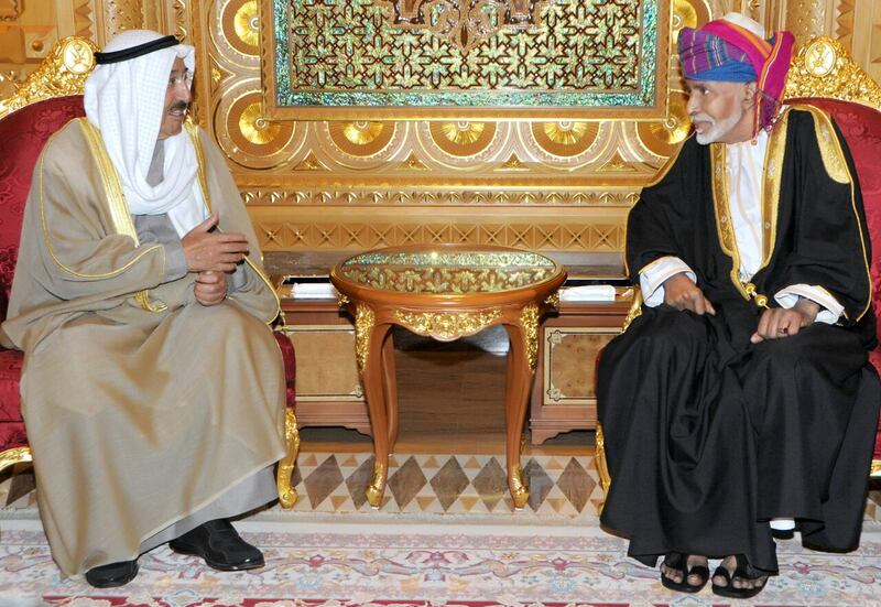 شاهد الإطلالة البهية لجلالة السلطان في استقبال أمير الكويت