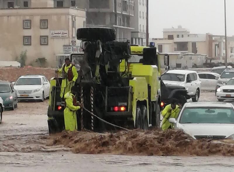 إنقاذ عائلة من وادٍ بصلالة