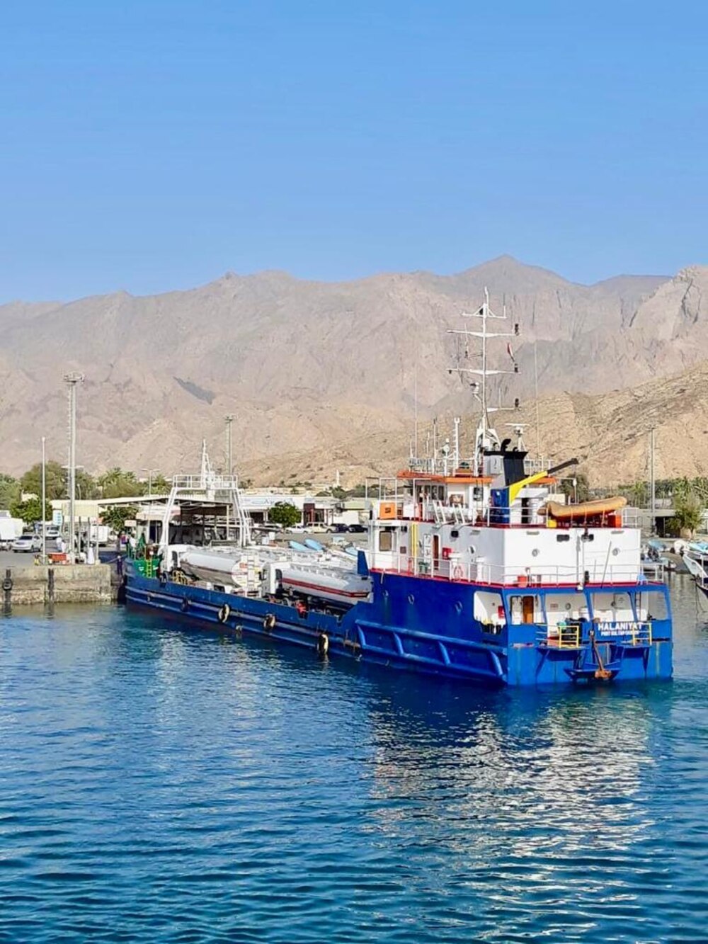 من وإلى مسندم : نقل 11000 شخص و 9000 طن من البضائع والسلع