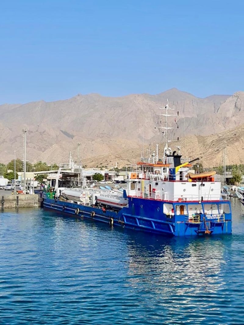 من وإلى مسندم : نقل 11000 شخص و 9000 طن من البضائع والسلع