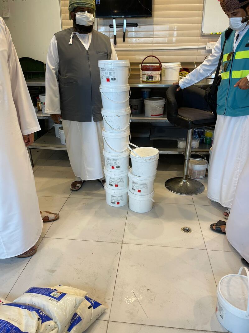 بالصور: إتلاف أغذية واتخاذ إجراءات قانونية ضد المخالفين