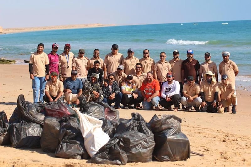 بالصور : فريق تطوعي ينظم حملة لتنظيف أحد شواطئ السلطنة