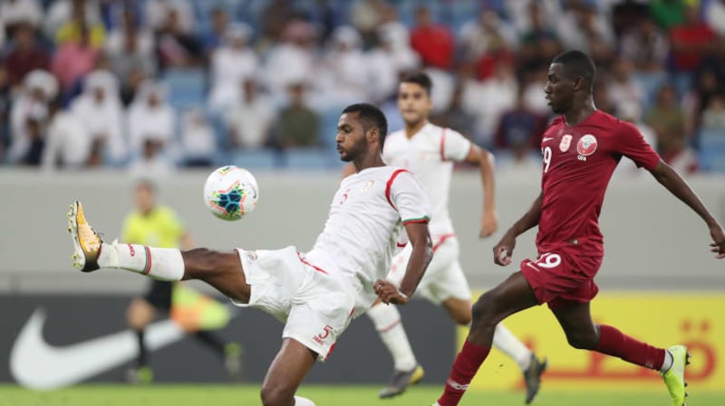 اليوم: الأحمر يواجه قطر للاقتراب من الصدارة والعبور