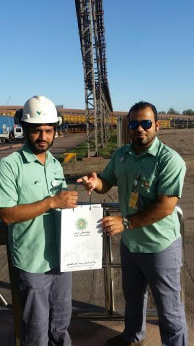 نقابة تستقبل عمالها بالهدايا وتحتفل بهم