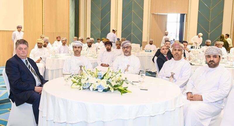 برعاية وكيل العمل لتنمية الموارد البشرية: تخريج 45 خريجا من منتسبي برنامج مهني في الكهرباء والميكانيكا