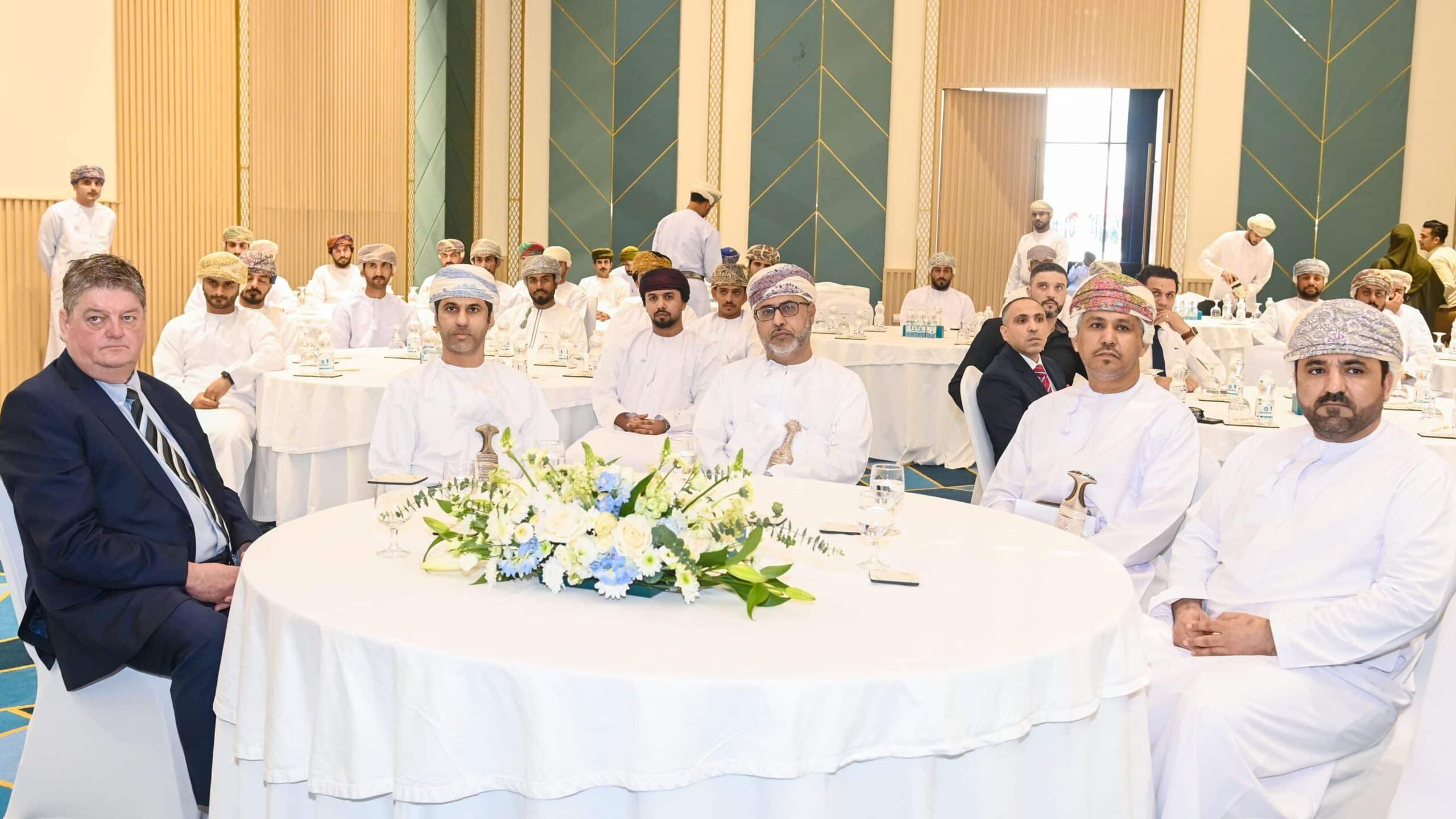 برعاية وكيل العمل لتنمية الموارد البشرية: تخريج 45 خريجا من منتسبي برنامج مهني في الكهرباء والميكانيكا