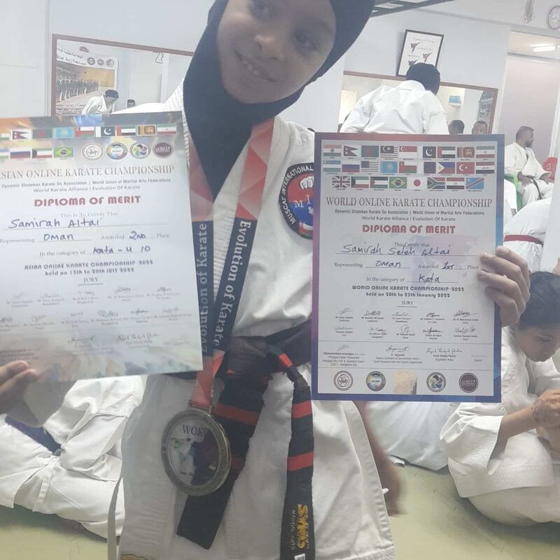 الطفلة سميرة: بطلة عمانية جديدة في رياضة الكاراتيه