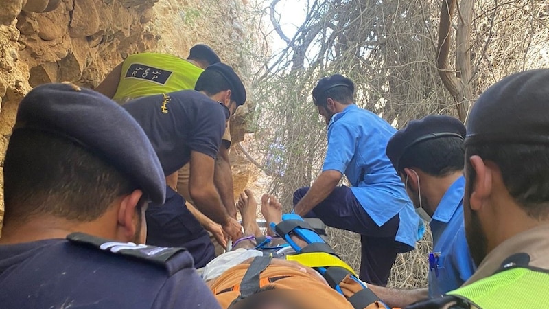 إصابة حرجة لشخص سقط من جبل بالسيب