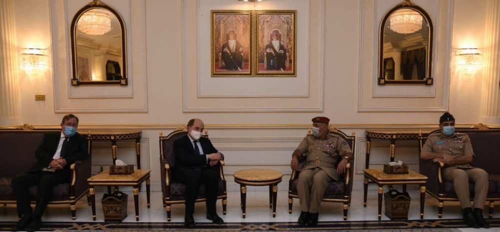 وزير الدفاع البريطاني يصل السلطنة