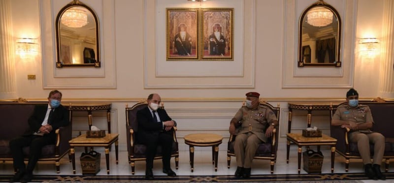 وزير الدفاع البريطاني يصل السلطنة
