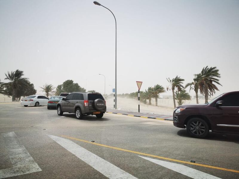 صور ومقاطع توضح ازدحامًا في طريق نزوى – ثمريت..وبعض سالكيه يوضحون الأسباب