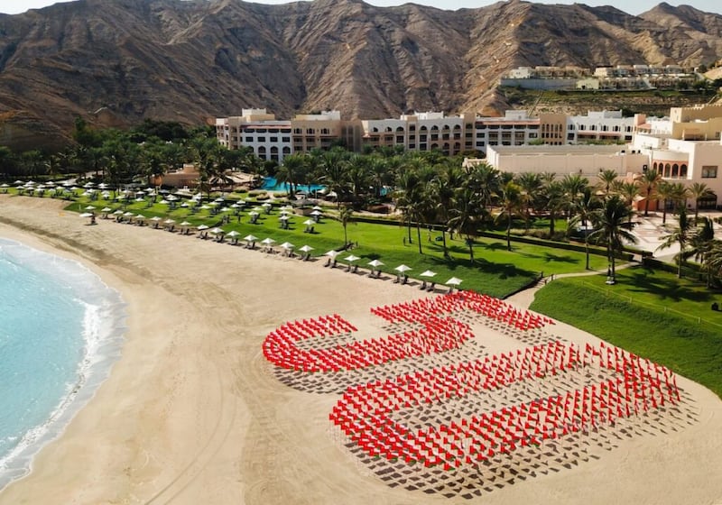 منتجع شانغريلا يُشكِّل أكبر مجموعة من علم السلطنة على بحر عمان