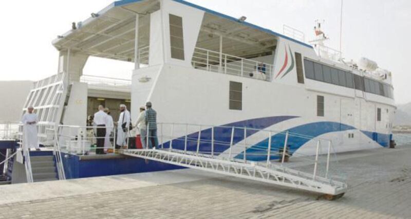 من وإلى مسندم : نقل 11000 شخص و 9000 طن من البضائع والسلع