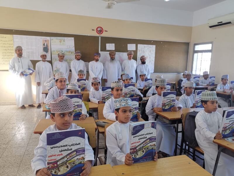 مدرسة تُقدِّم حلًا لثقل الحقيبة المدرسية.. ومديرها يوضحه