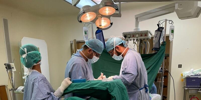 تدخل طبي عاجل لمصابة تعرضت لحادث مروري