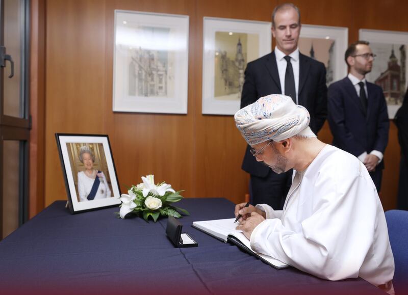 بالصور: السيد بدر يعزي في وفاة إليزابيث الثانية