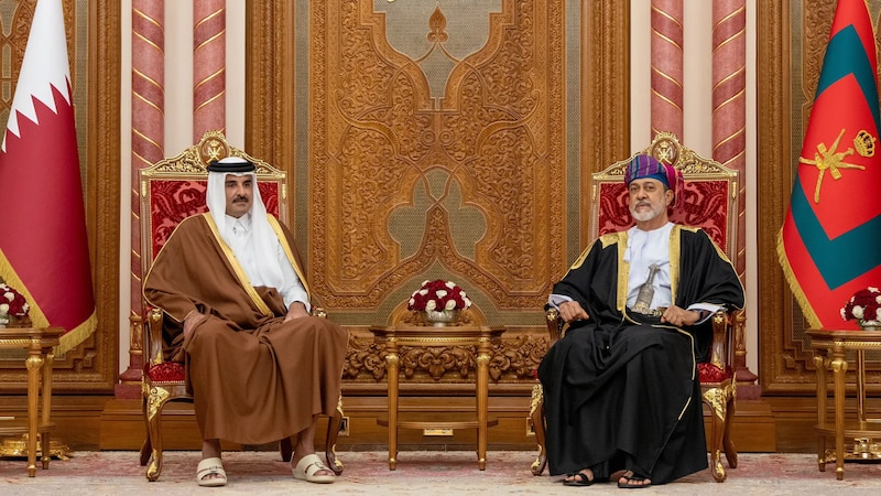 جلالة السلطان المعظم يهنئ أمير قطر