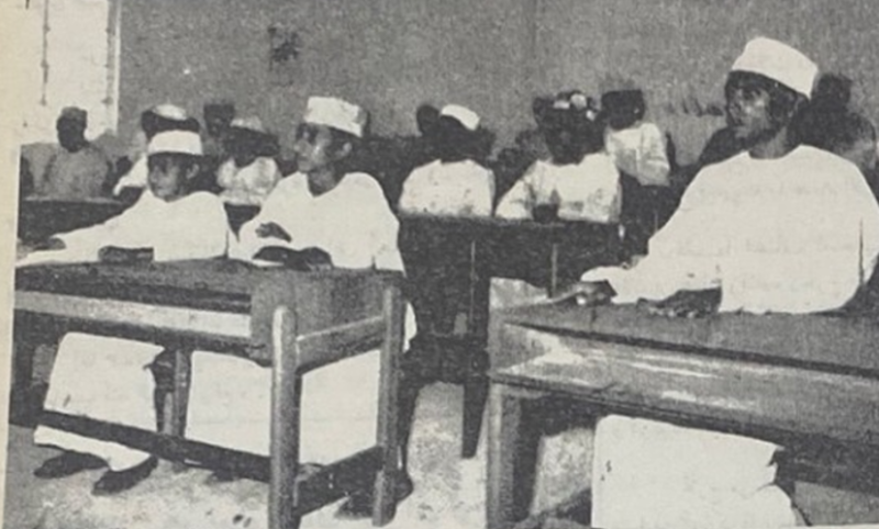 جانب من طلاب الدفعة الأولى للمعهد. جريدة عمان