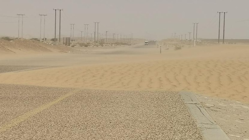 “النقل” تعلّق حول الكثبان الرملية على بعض الطرق