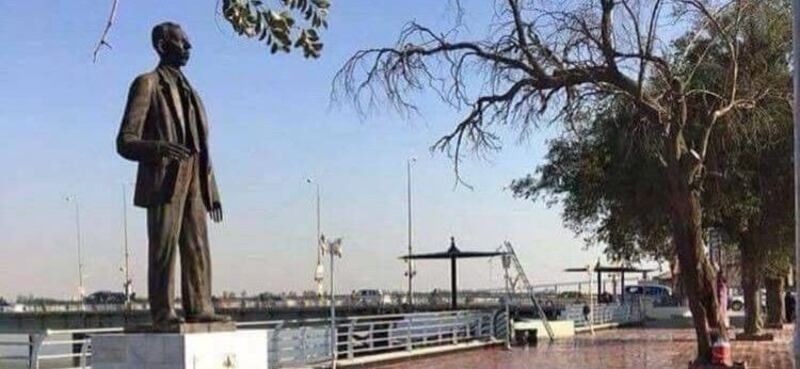 تمثال صاحب “أنشودة المطر” يقف شامخًا على كورنيش شط العرب؛ فهل تفكّر في زيارته؟