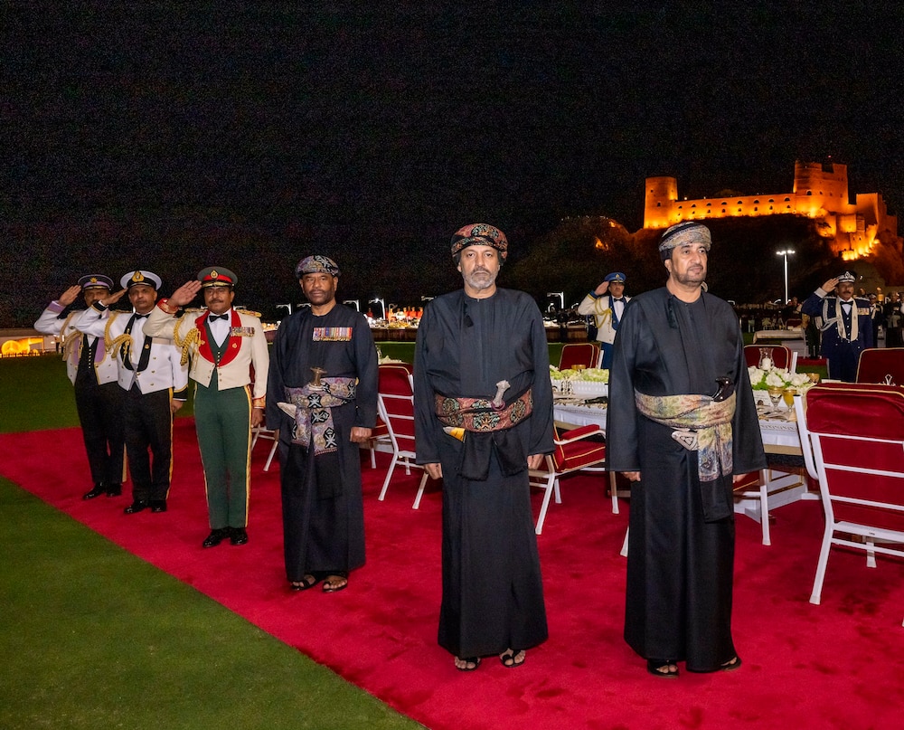 بالصور: جلالة السلطان يقيم حفل عشاء