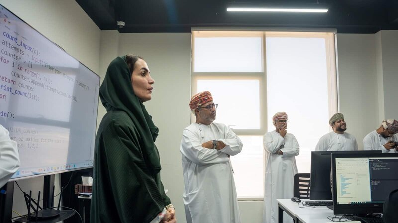 وكيل “العمل” لتنمية الموارد البشرية يزور معسكرات “مكين”