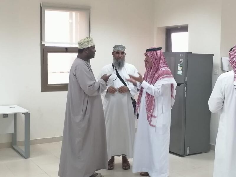 السفير السعودي يزور منفذ الربع الخالي