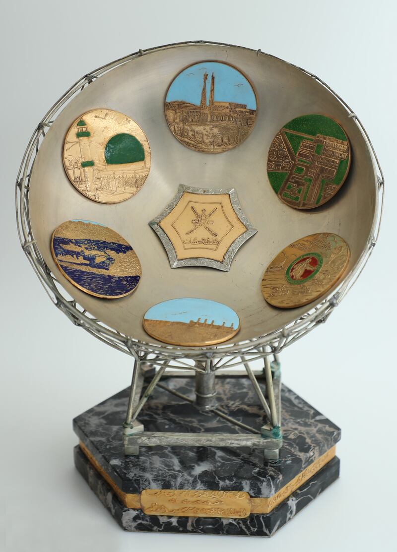 من مقتنيات السلطان قابوس: تمثال ومُجسّم يُعرضان في المتحف الوطني