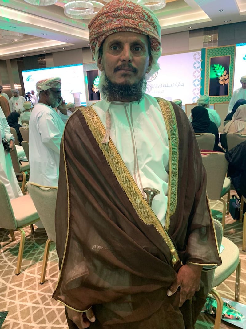 بالصور والفيديو: المواطن سعيد يستثمر مبلغ جائزة السلطان قابوس لـ “يُسعِد” به الناس