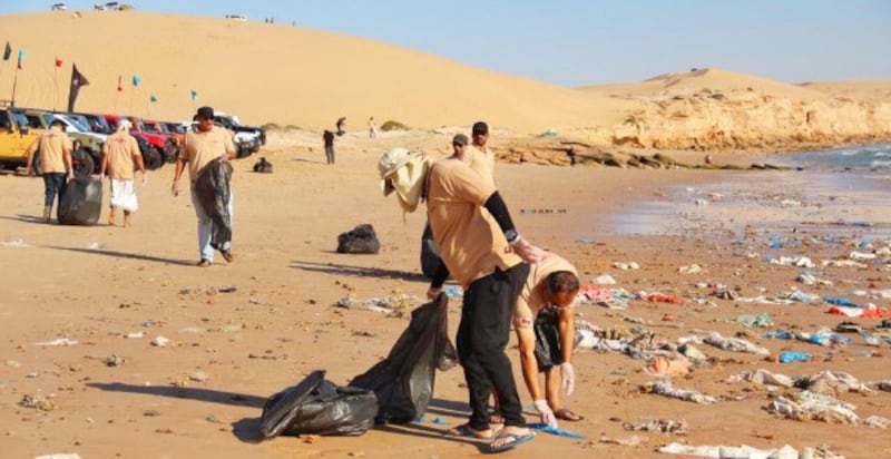 بالصور : فريق تطوعي ينظم حملة لتنظيف أحد شواطئ السلطنة
