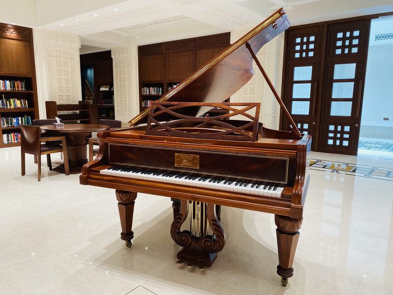 من مقتنيات السلطان قابوس بن سعيد: صور ومعلومات عن بيانو في دار الأوبرا السلطانية