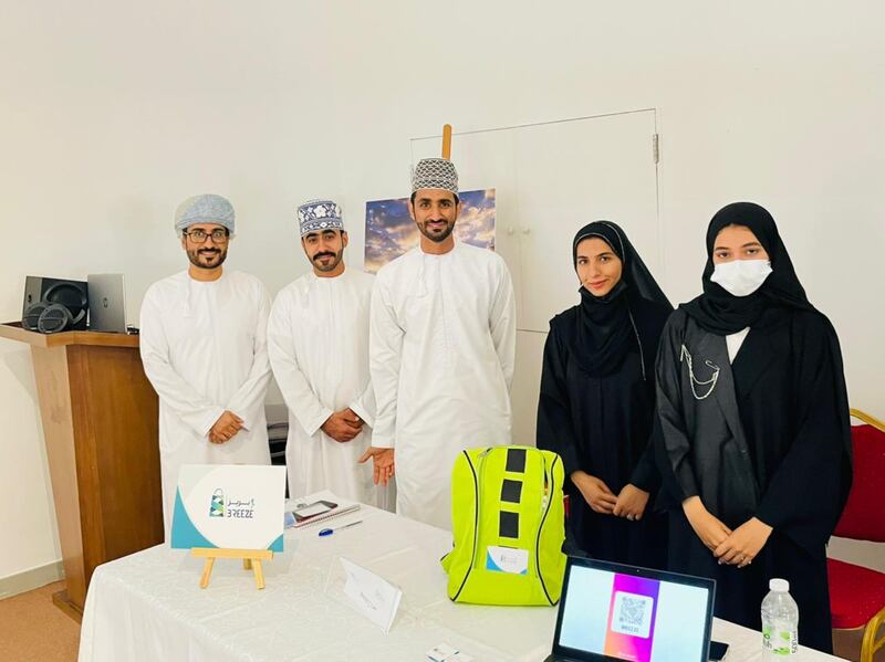 طلبة عمانيون يبتكرون “حقيبة تبريد” متعددة الاستخدام