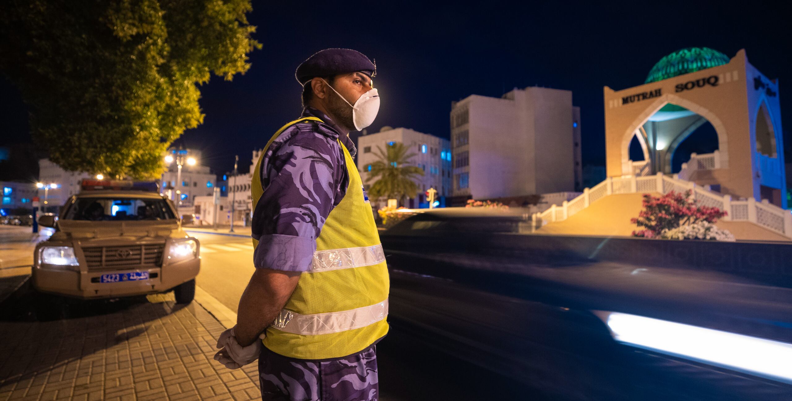 مجموعة أشخاص يخالفون “منع الحركة”